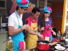 9月5日，浙江5台厨星高照《行政总厨到你家》节目在温州国际会展中心厨壹堂巡展车上进行。
