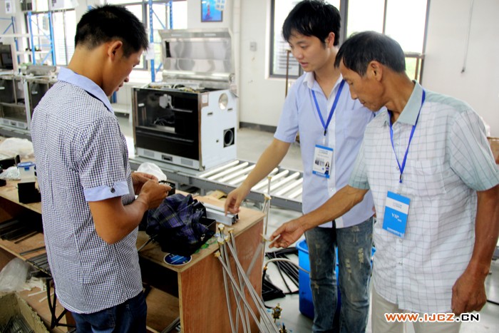 与裘经理参观工厂 与裘经理参观工厂