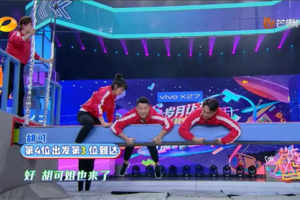 浙派厨电代言人沙溢胡可快乐大本营同框，亲密合作秀<span class=