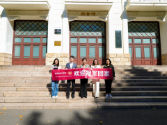 第一时间欢迎冠军回<span class=